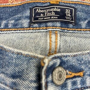 Abercrombie & Fitch A&F Mom Jean cropped distressed Women’s 14/32